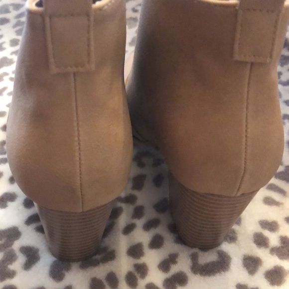 Weeboo V-Cut Block Heel Bootie Wheat Size 8.5 8 - Picture 9 of 16